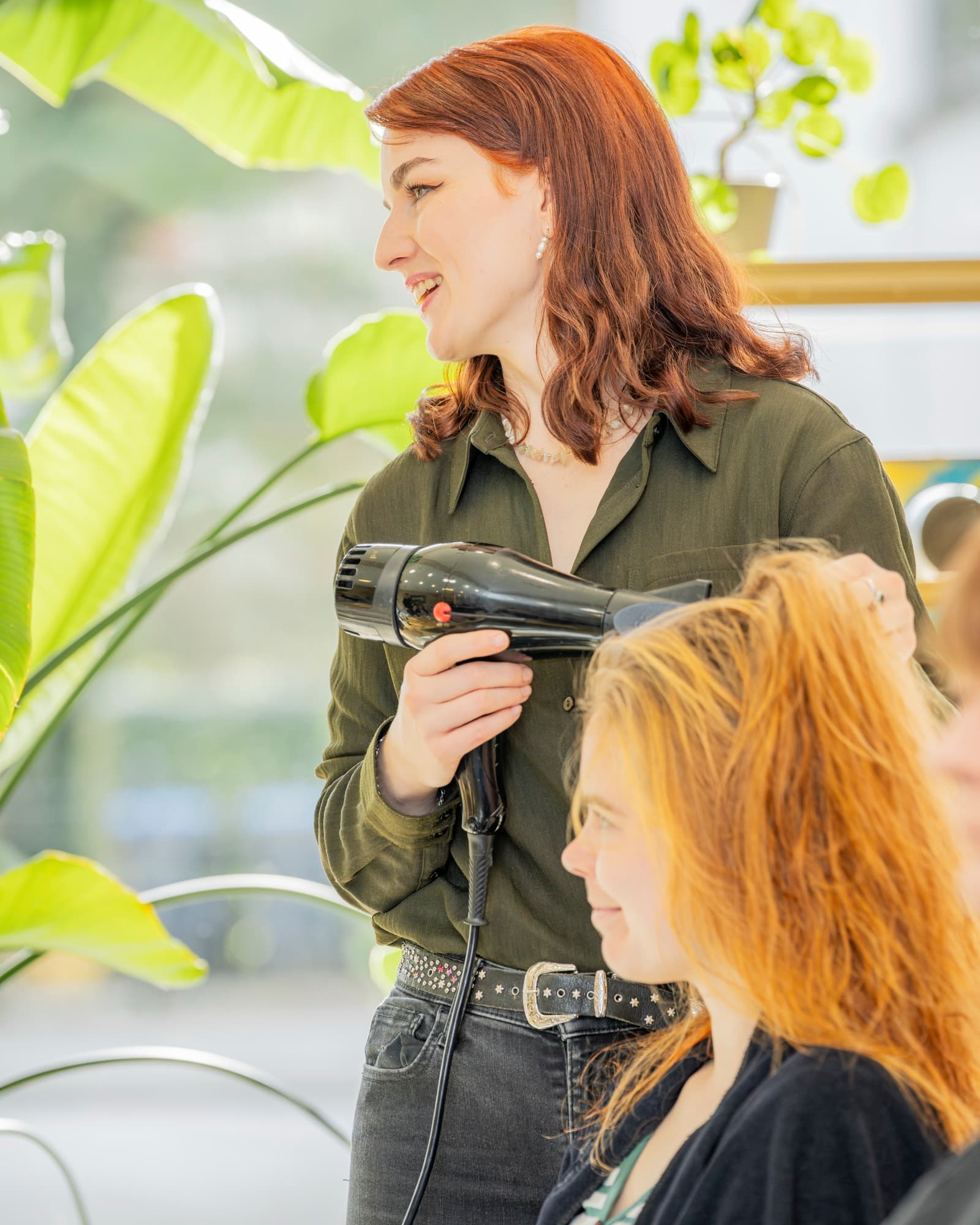 Frisch gefärbtes Haar wird im Salon geföhnt